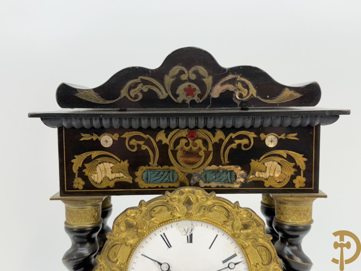 Napoleon III pendule met 4 getorste zuilen en koperinleg
