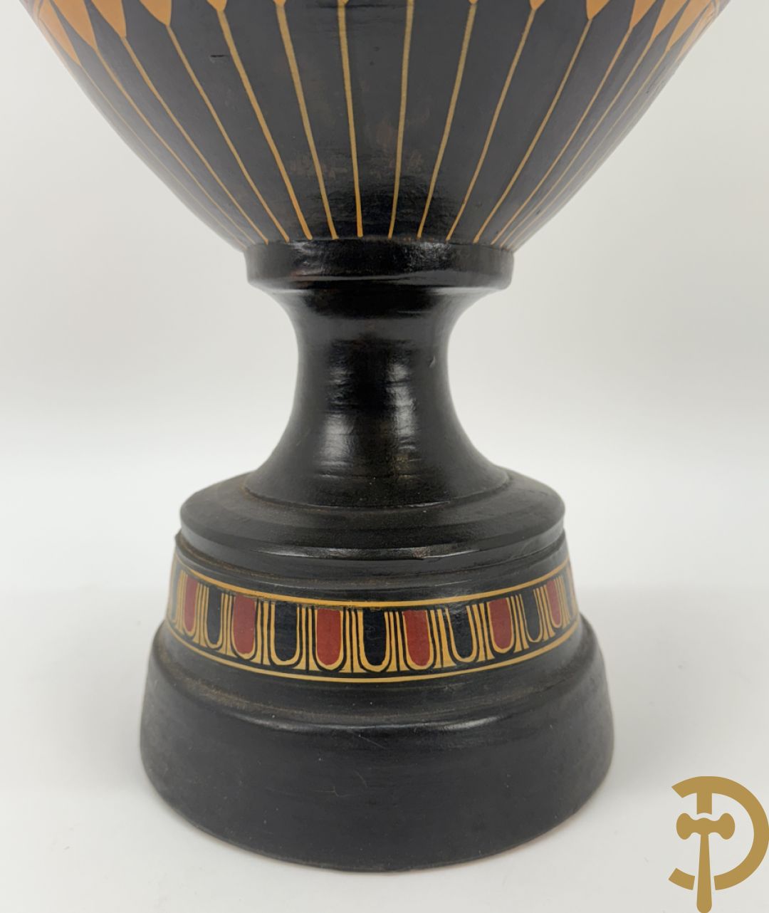 Amfoorvormige vaas in terra cotta met voorstellingen uit de Klassieke oudheid, Griekse stijl