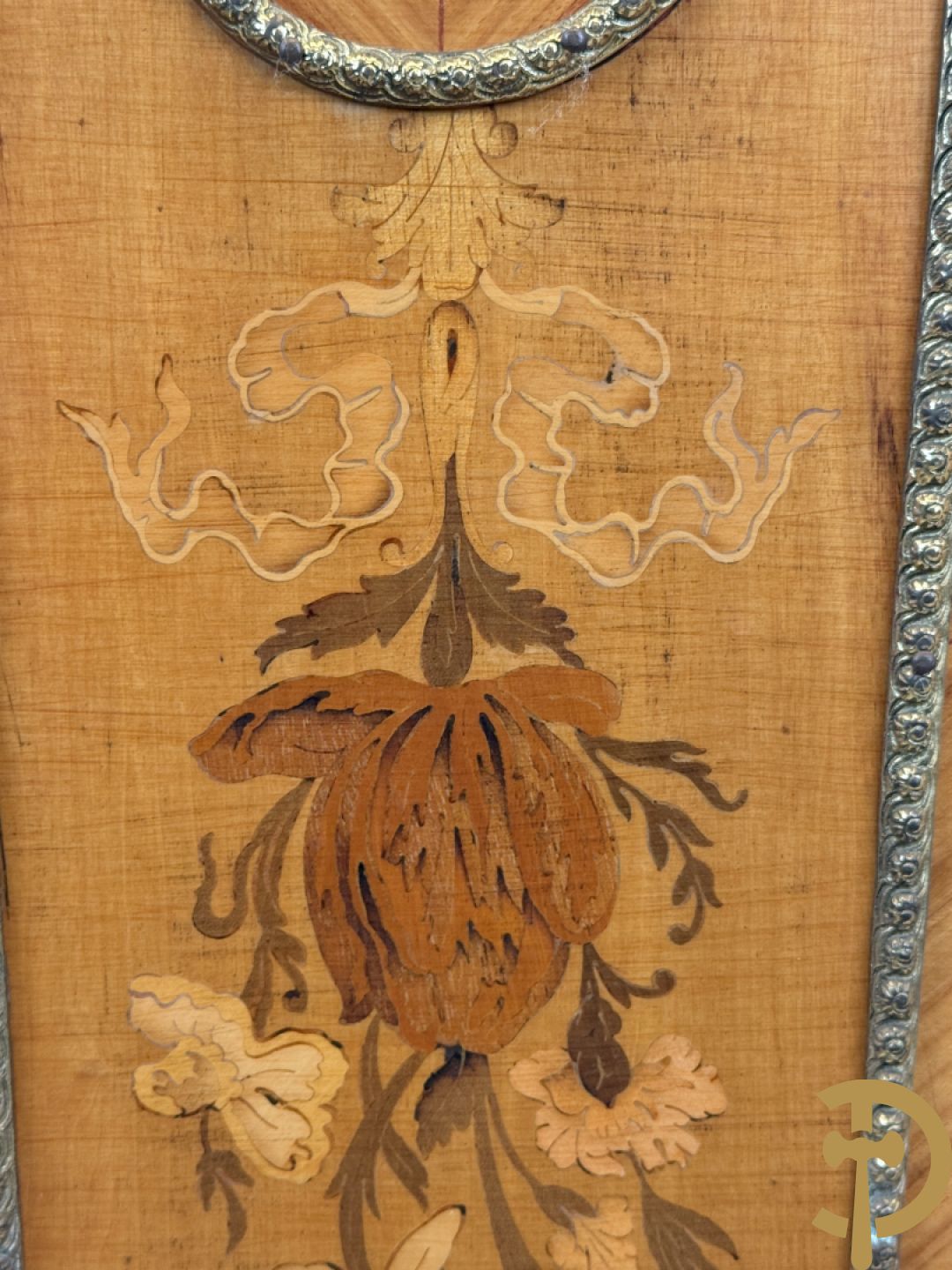 Notelaren pendule met bloemenmarquetterie en bronsbeslag, bovenaan bekroond met bronzen figuur - met bijhorende sokkel in notelaar met bronsbeslag