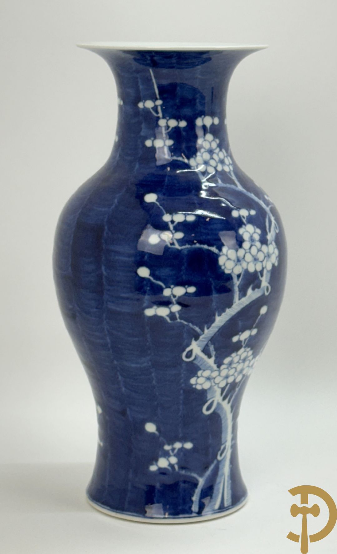 Chinese porseleinen blauw/wit vaas met decor van bloemen op tak