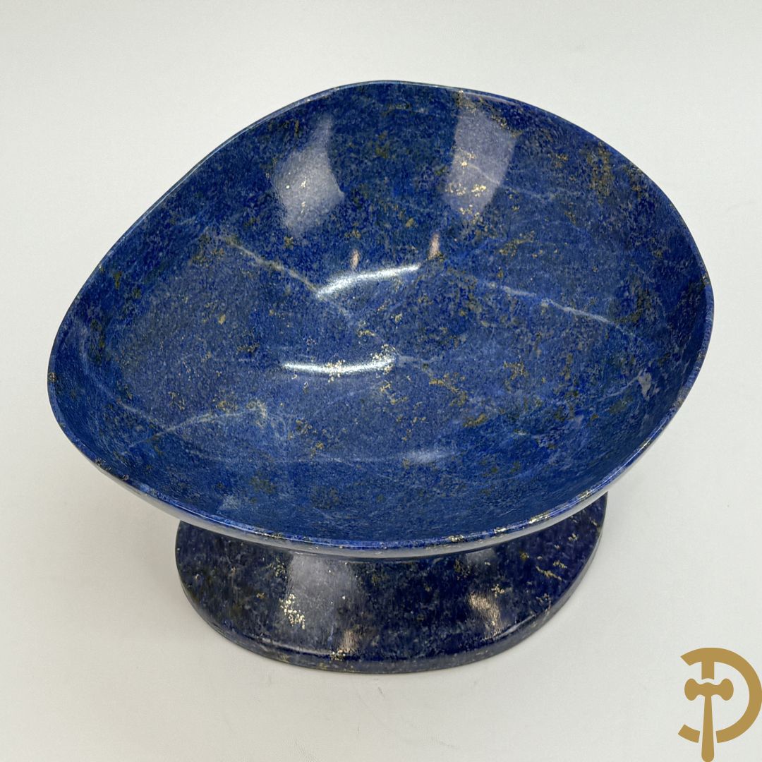 Wolf Helmut (getekend onderaan) twee ledige gepolierde schaal/bowl op voet van halfedelgesteente lapis lazuli met golvende rand onder getekend WOLF H. (Steinbildhauer, Edelsteingestalter, aus Kirschweiler, Idar-Oberstein) - (nieuwprijs 20.000 €)