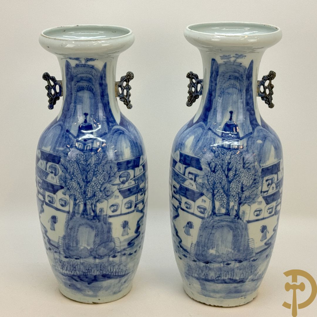 Paar Chinese blauw/wit vazen met geanimeerd huizendecor