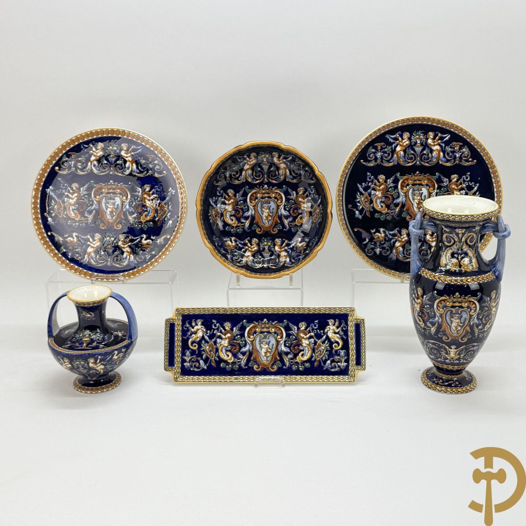 Gien schaal, 2 borden, coupe en 2 vazen met cupidodecor, decor 54