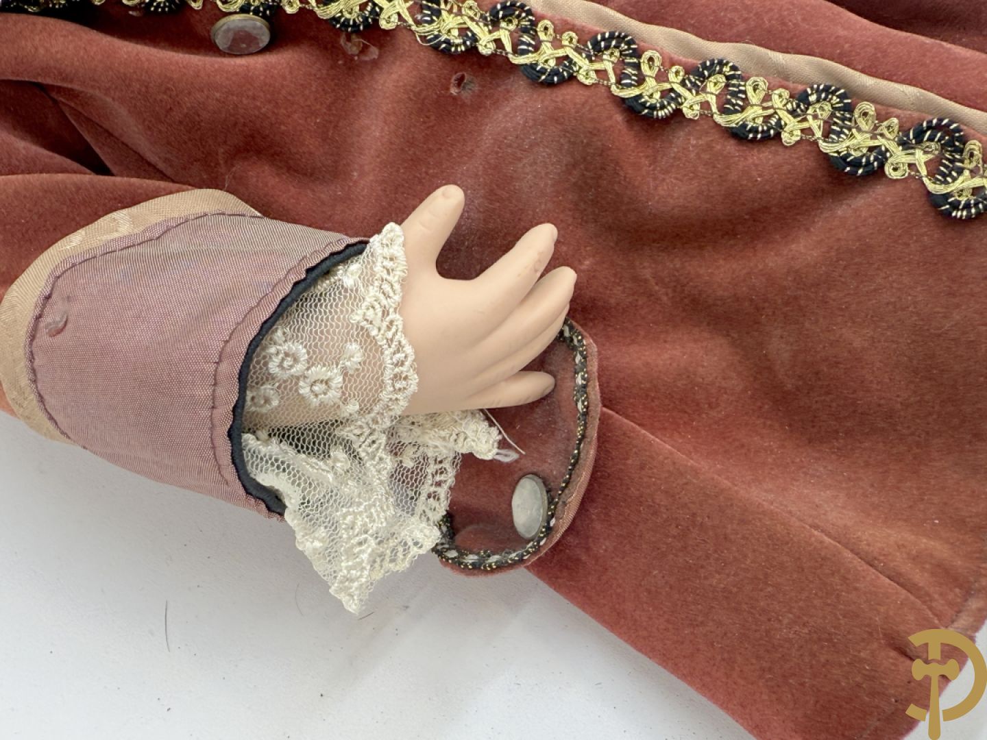 Oude pop met papier maché ledematen, gemerkt K R36/.728 + oude pop met papier maché ledematen en kantelbare oogjes + oude pop in papier maché, gemerkt Unis France 301 + oude pop in papier maché, onleesbaar gemerkt + hedendaagse pop met porseleinen ledematen + losse kleertjes