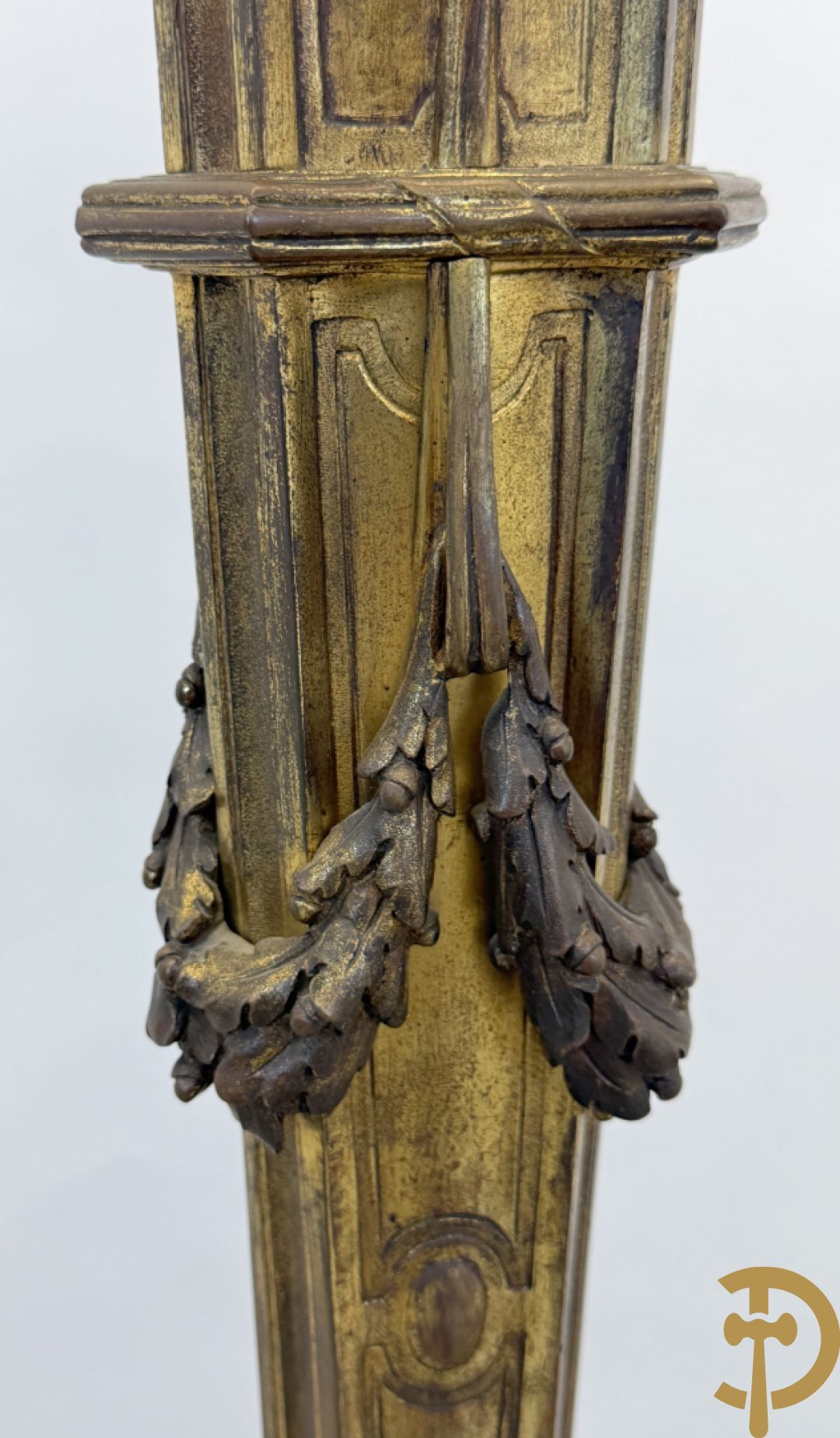 Bronzen staander op drie voluutvormige poten met acanthusranken, bezet met guirlandes en bovenaan met marmeren plateau