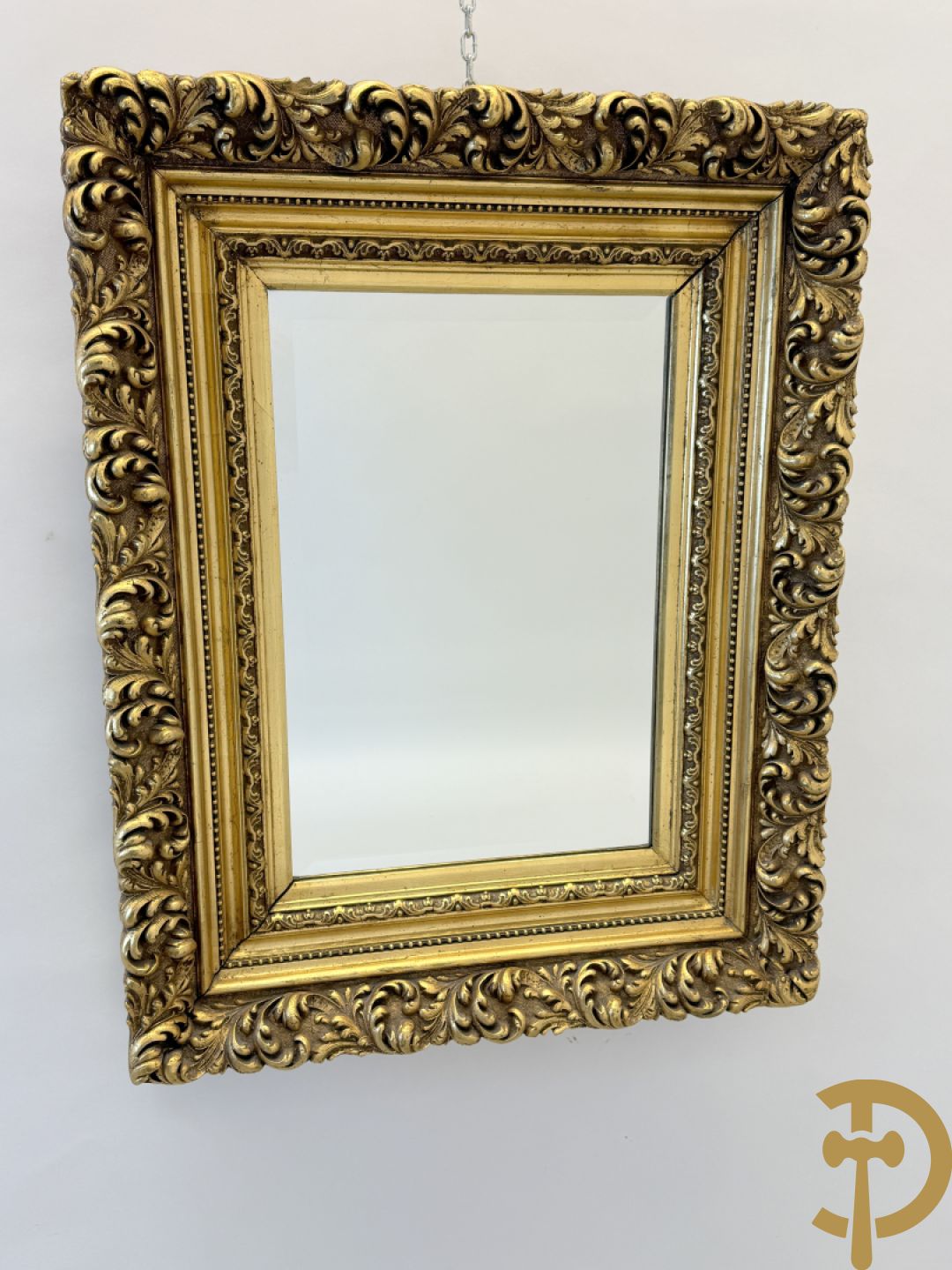 Vergulde spiegel met rocaillemotieven + console