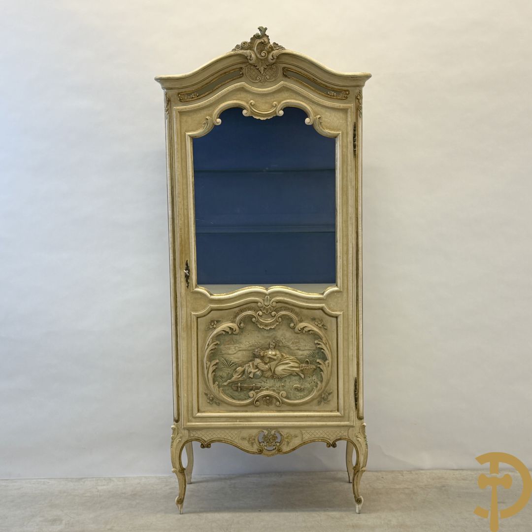 Gemonochromeerde Louis XV vitrine met basrelief van romantische scène