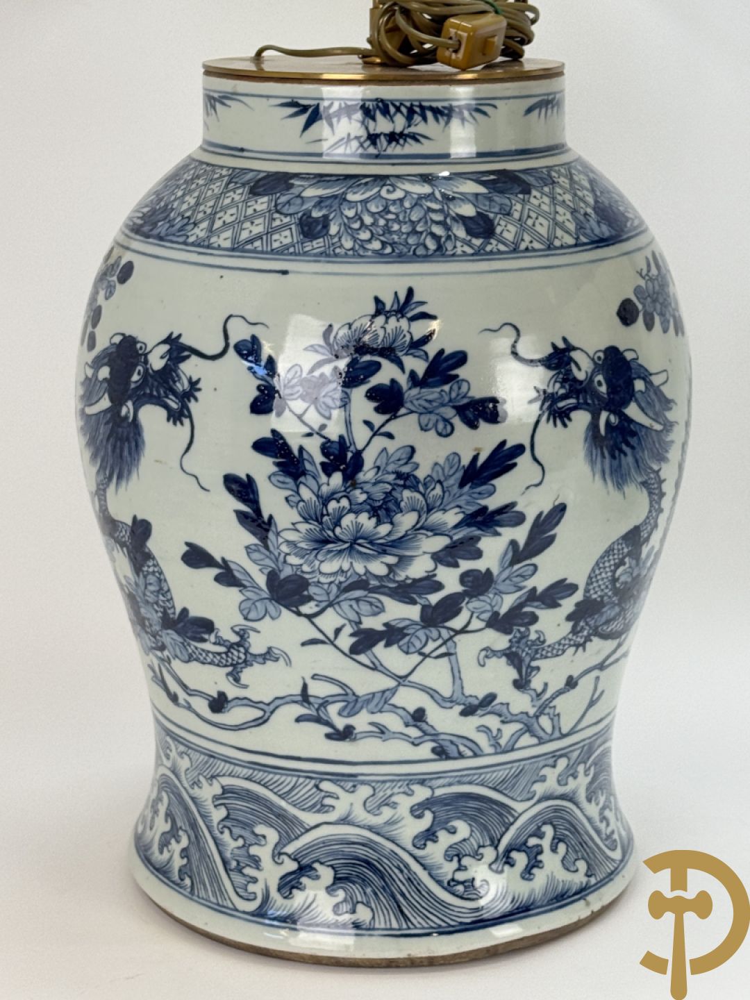 Paar Chinese blauw/witte porseleinen dekselvazen gedecoreerd met draken en bloemenmotieven, als lampadaire omgebouwd