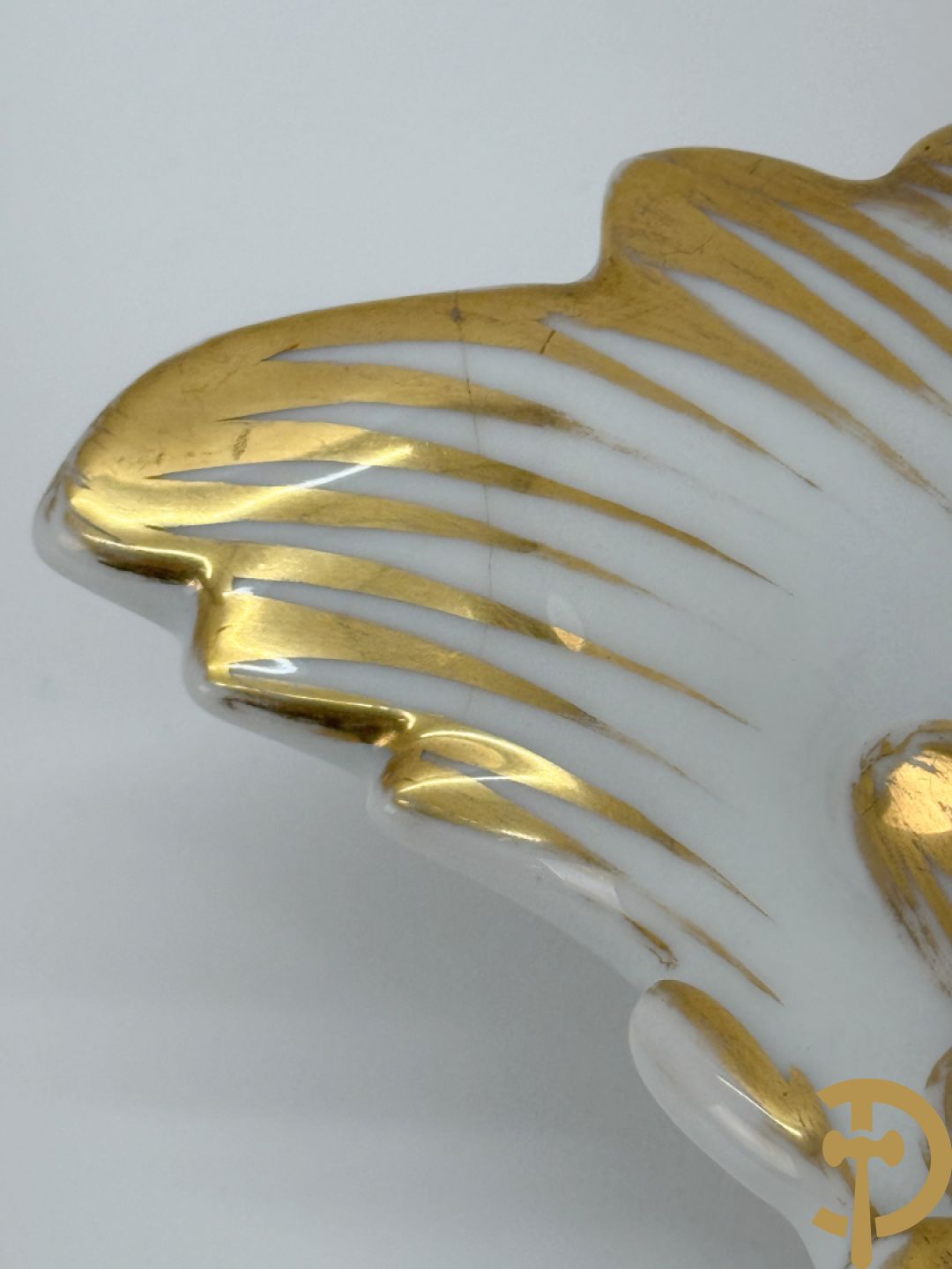 Paar Vieux Bruxelles cornetvazen met religieuse symboliek + grote tas op onderschaal + amfoorvaas