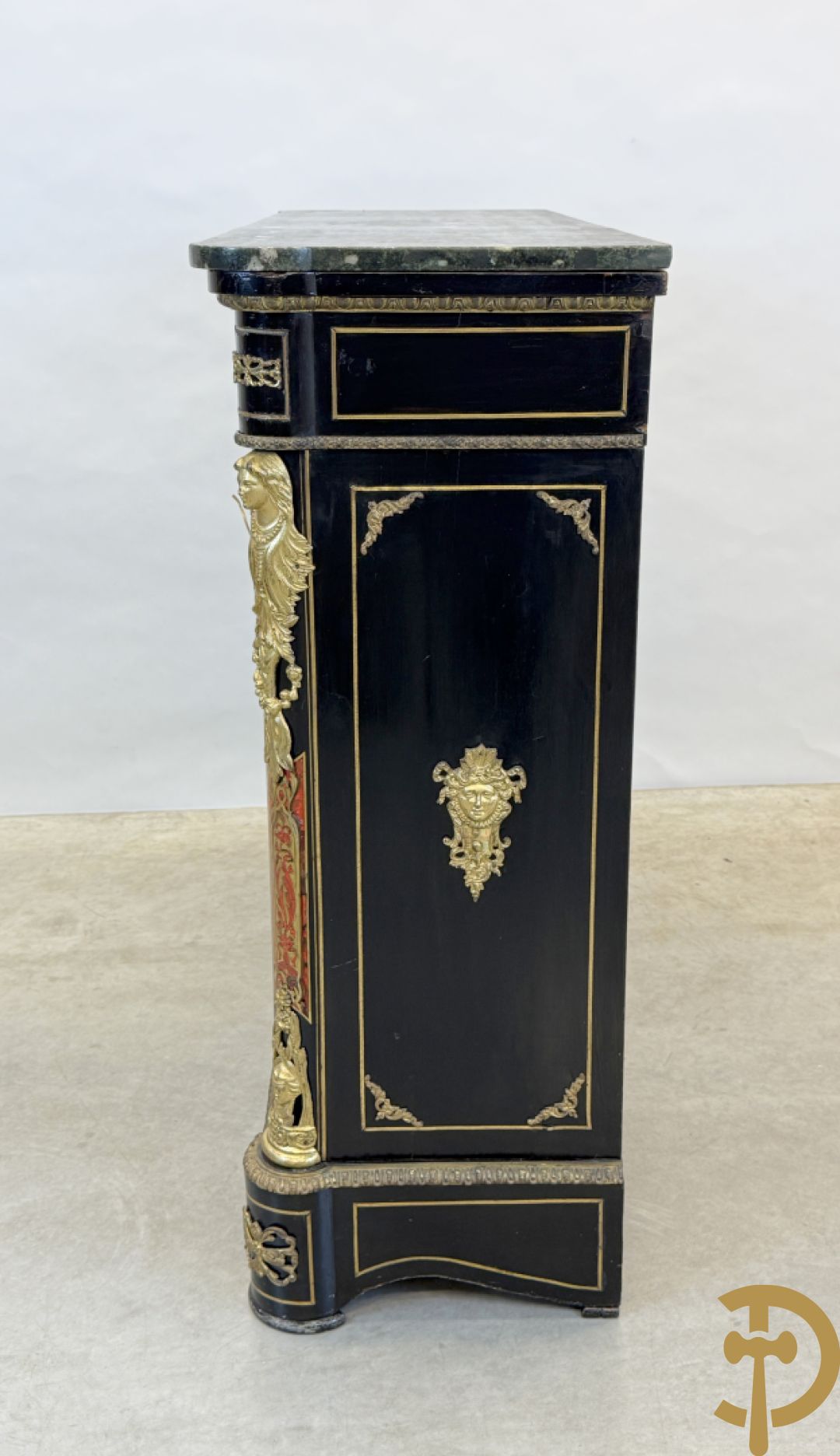 Napoleon III tweedeursdresse bezet met bronzen ornamenten van dameshoofden - paar ovale medaillons in de deuren, alles bezet met Boulle techniek - bovenaan met marmeren blad