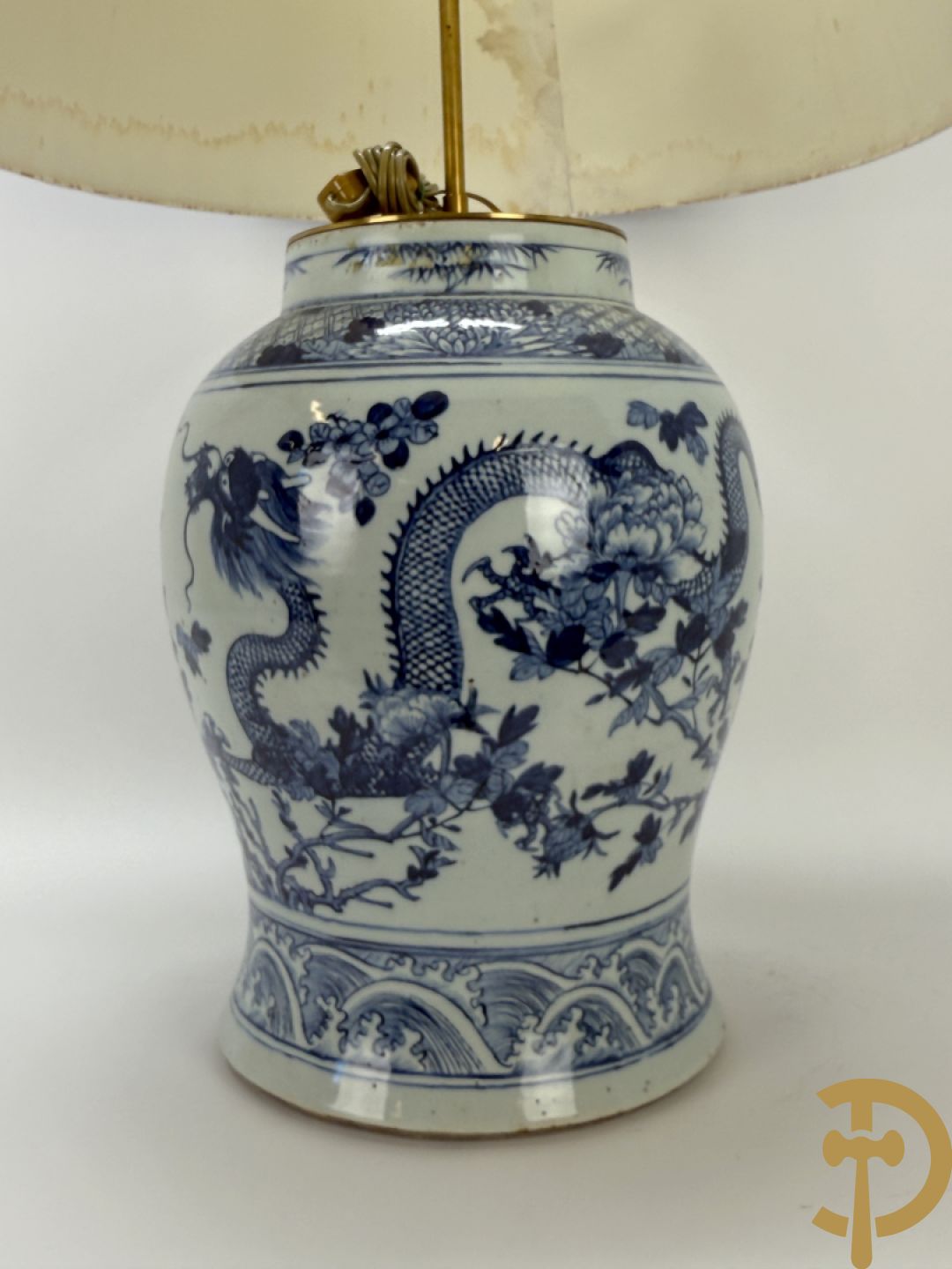 Paar Chinese blauw/witte porseleinen dekselvazen gedecoreerd met draken en bloemenmotieven, als lampadaire omgebouwd