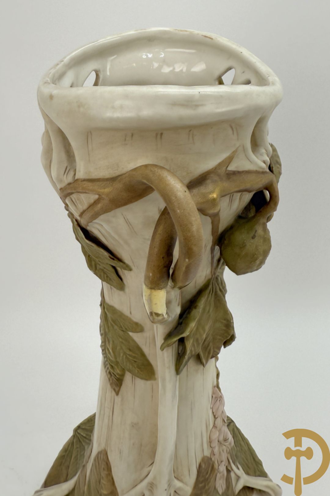 Paar Royal Dux vazen met bloemen bezet