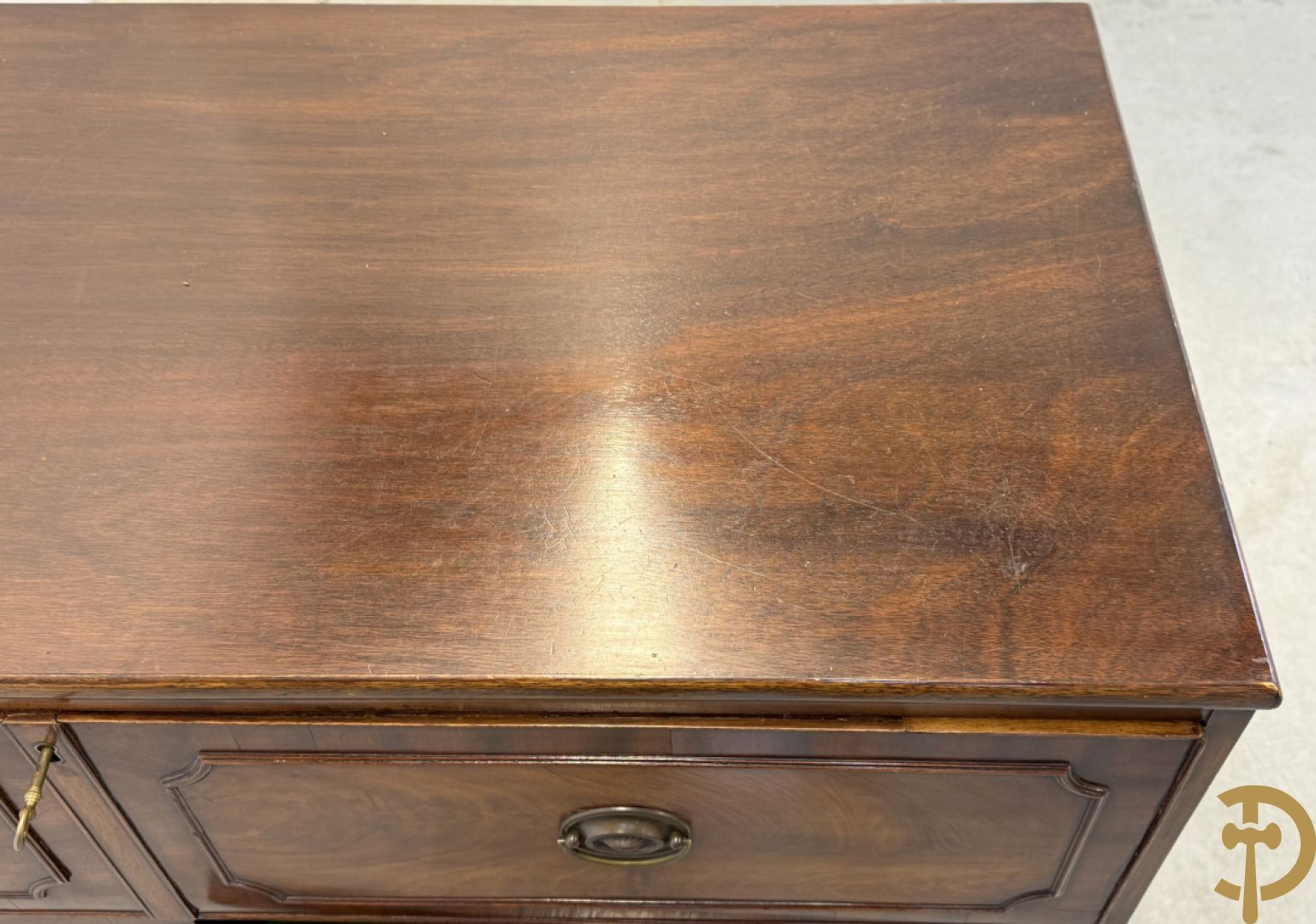 Engelse mahoniehouten tweedeursdresse met ingebouwde secretaire bovenaan