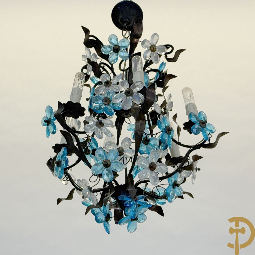 Italiaanse gesmede zesarmige luchter met blauwe glazen bloemmetjes bezet