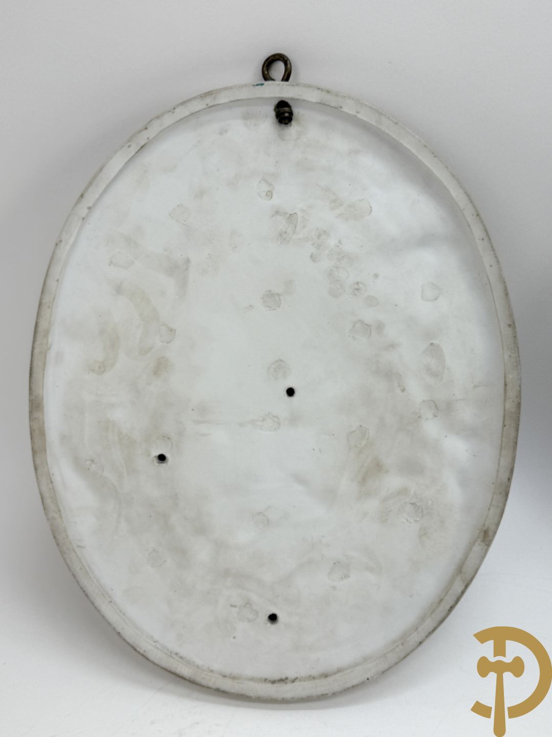 Paar ovale basreliefs met romantisch koppel en cupido in biscuit, achteraan onleesbaar gestempeld