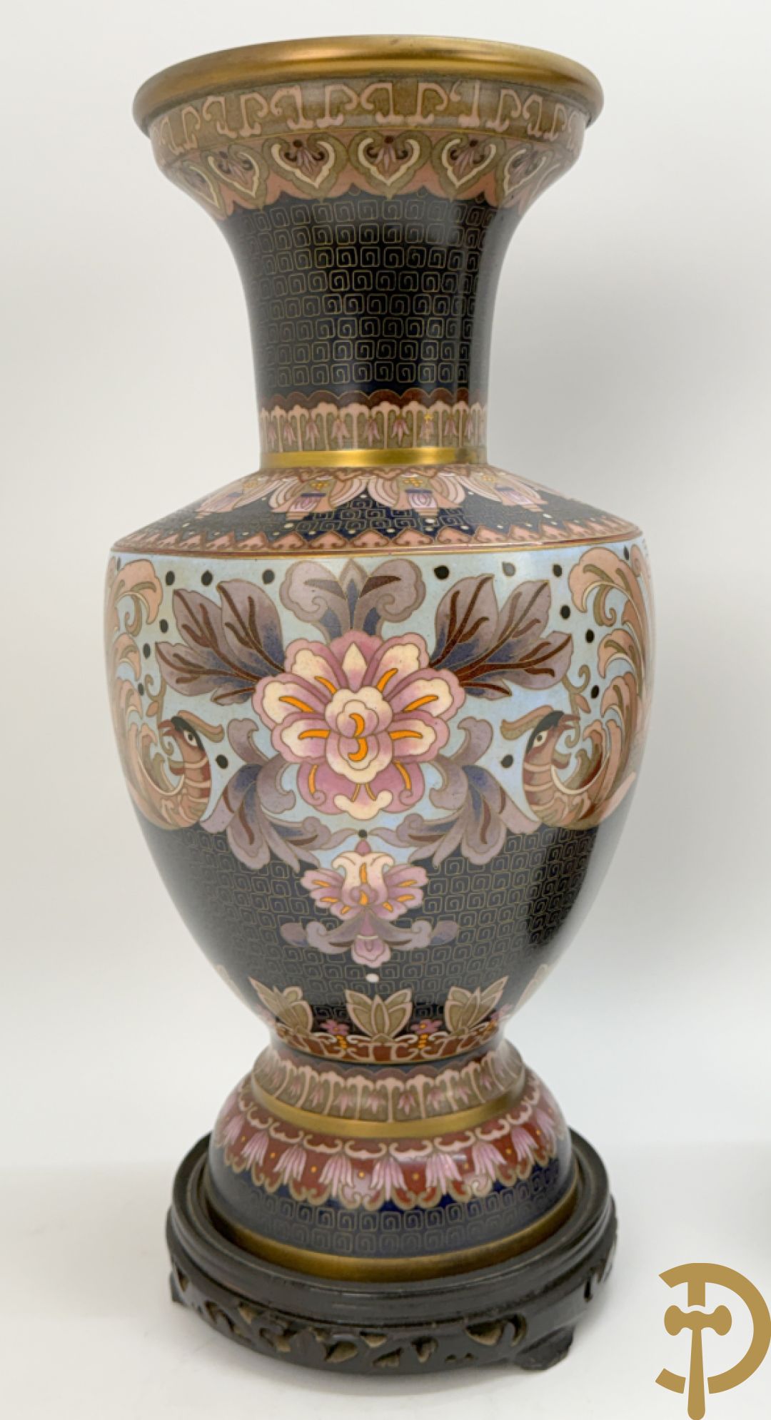 Paar ballustervormige cloisonévazen met decor van vogels en bloemen - op houten sokkel + paar kleine cloisonévazen met vogel en bloemendecor - op houten sokkel