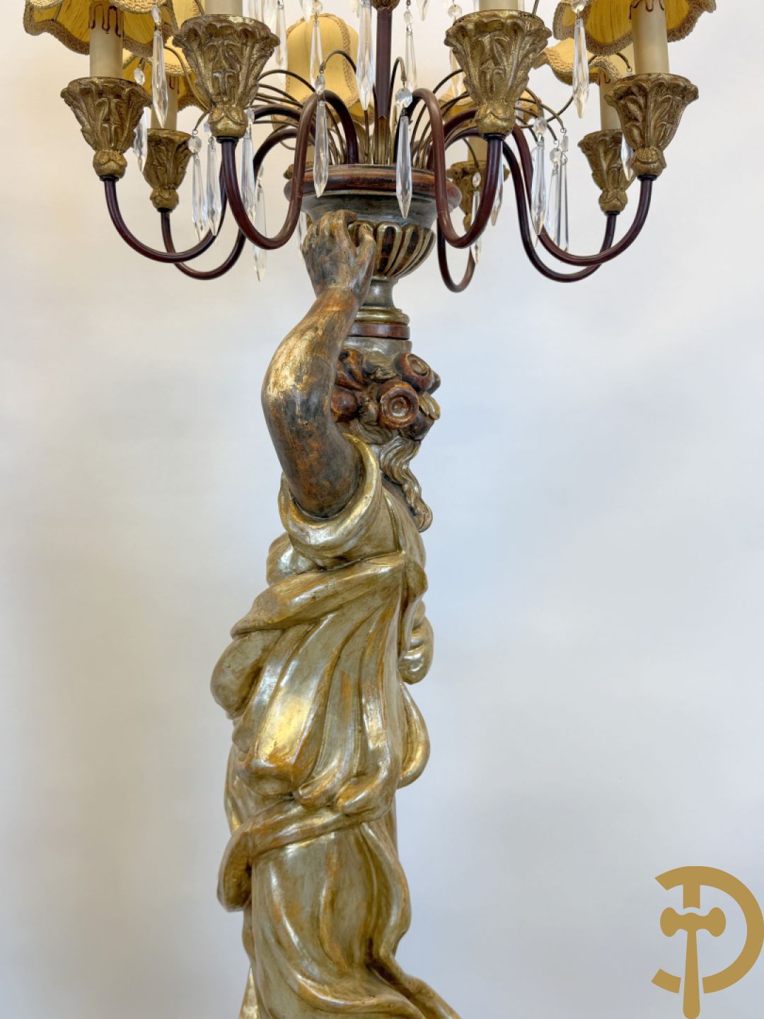 Paar gepolychromeerde dames op sokkel, bekroond met achtarmige kandelaar met lichtpunten en bellen, Italiaans, jaren 