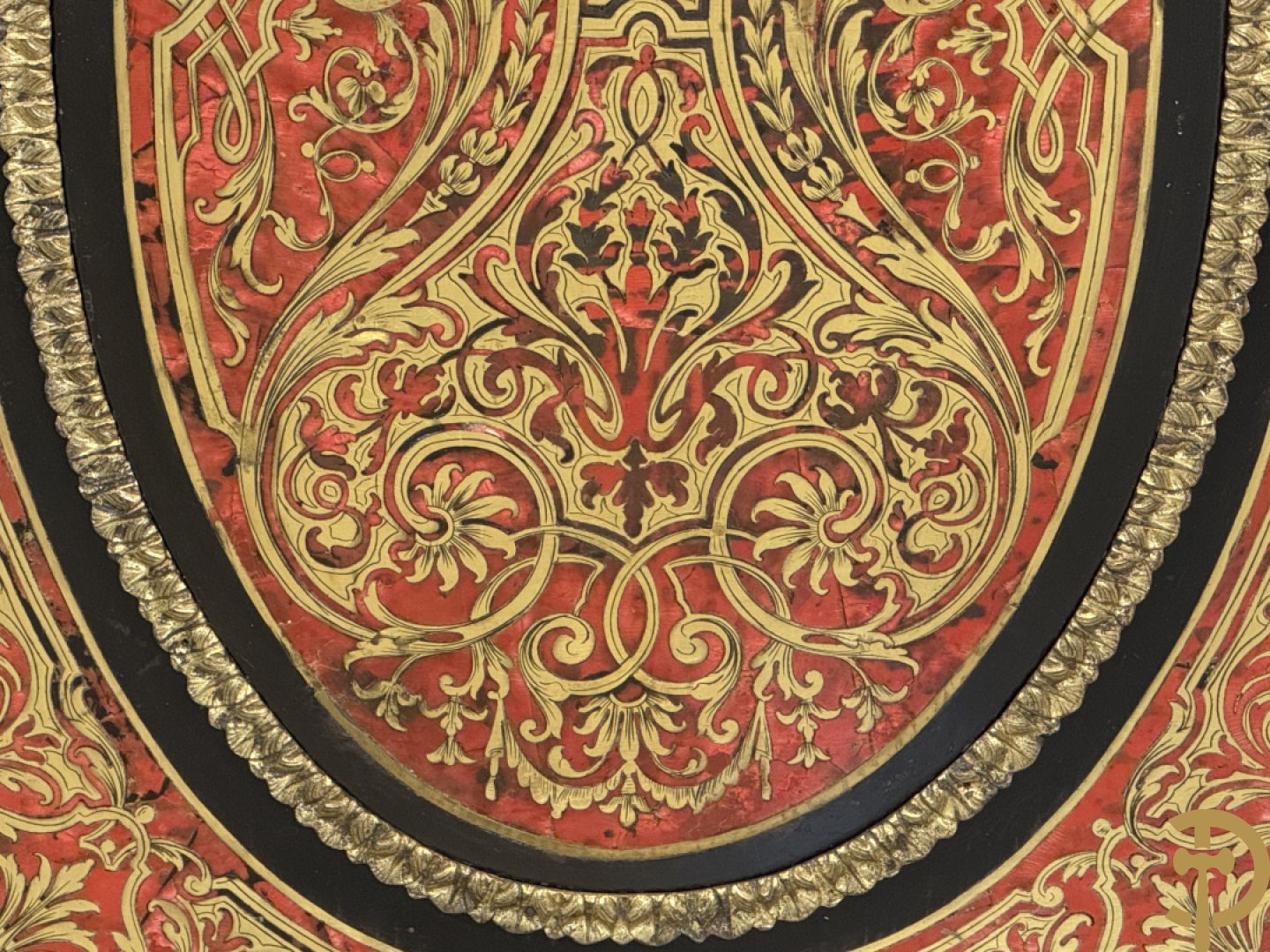 Napoleon III tweedeursdresse bezet met bronzen ornamenten van dameshoofden - paar ovale medaillons in de deuren, alles bezet met Boulle techniek - bovenaan met marmeren blad