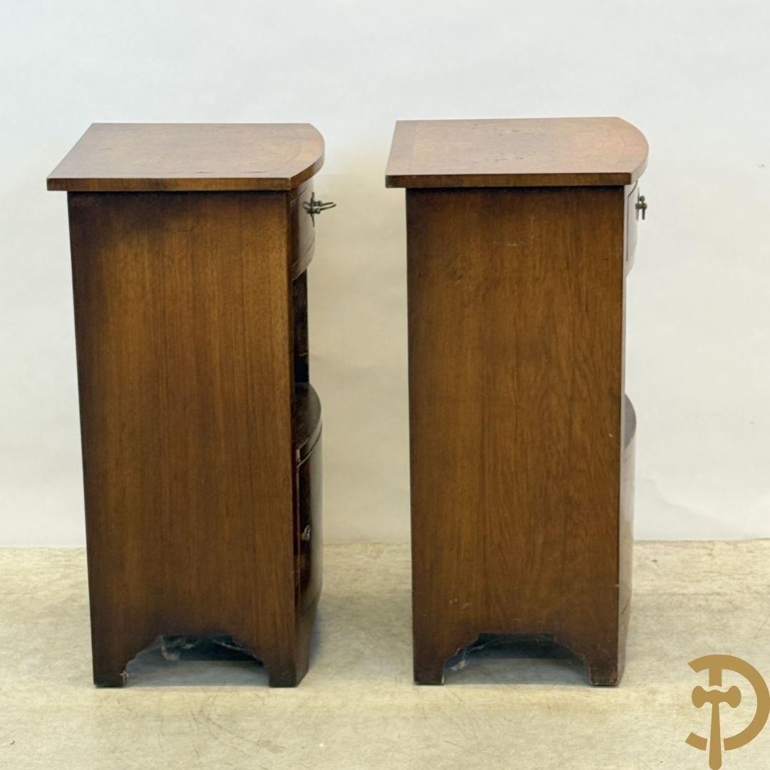 2 Engelse wortelnotehouten nachttafels met koperen trekkers