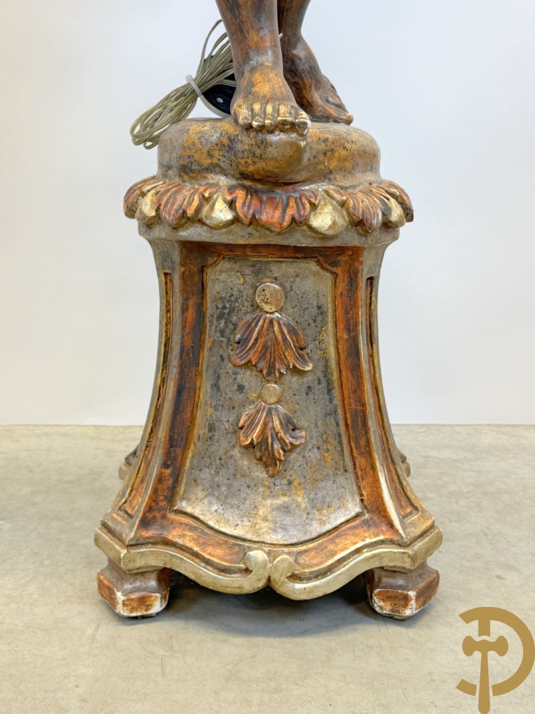 Paar gepolychromeerde dames op sokkel, bekroond met achtarmige kandelaar met lichtpunten en bellen, Italiaans, jaren 