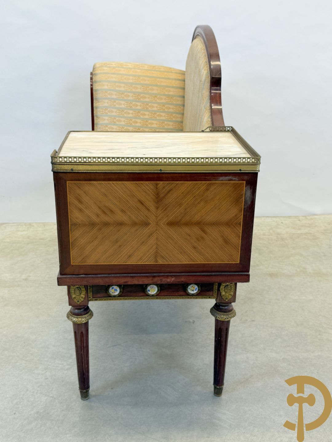 Banquette met ingebouwd bijzettafeltje bezet met porseleinen plakkettes op gecanneleerde poten