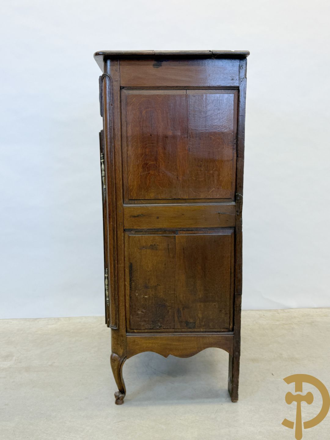 Massief eiken Franse confiturier met deur, lade, afgeronde zijkanten en voluutvormige poten