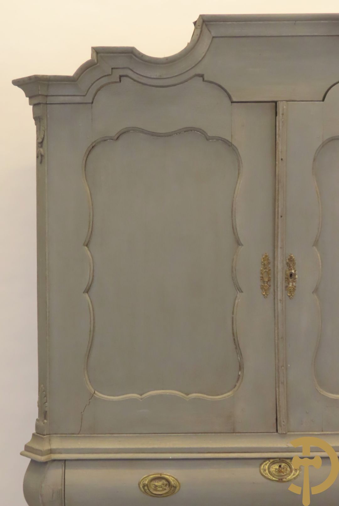 Hollands eiken beschilderd kabinet met 2 deuren bovenaan en 3 lades onderaan