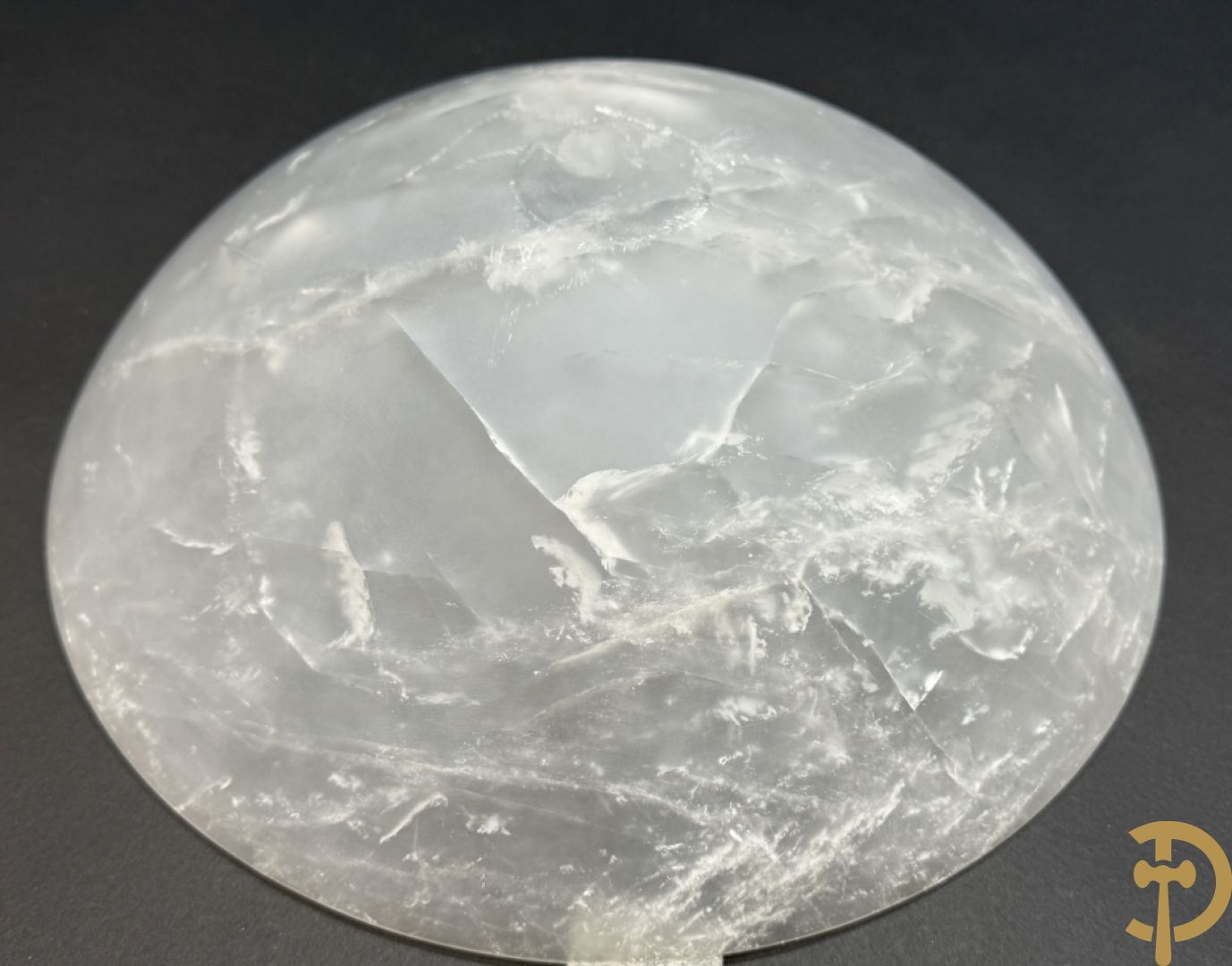 Wolf Helmut (getekend onderaan) Gepolierde schaal/bowl van wit geaderd bergkristal met rechte rand onder getekend WOLF H. (Steinbildhauer, Edelsteingestalter, aus Kirschweiler, Idar-Oberstein),