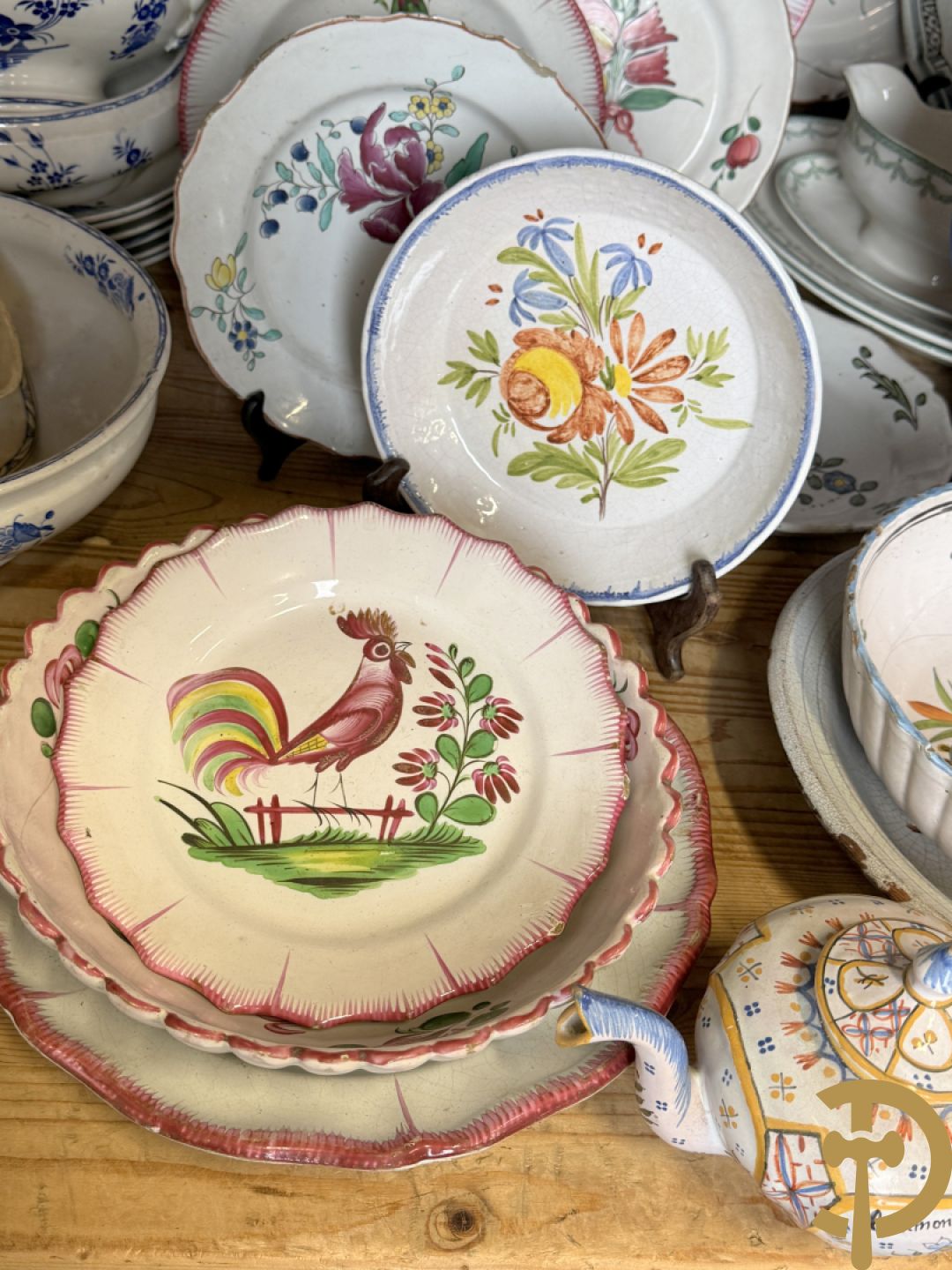 Franse meerkleurige keramieken borden met bloemendecor w.o. Strassbourg + delen van faience servies Grand Boucquet Boch