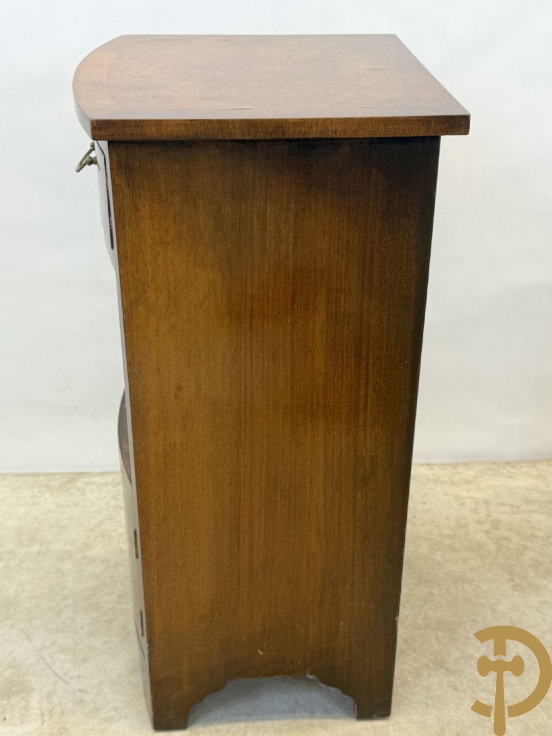 2 Engelse wortelnotehouten nachttafels met koperen trekkers