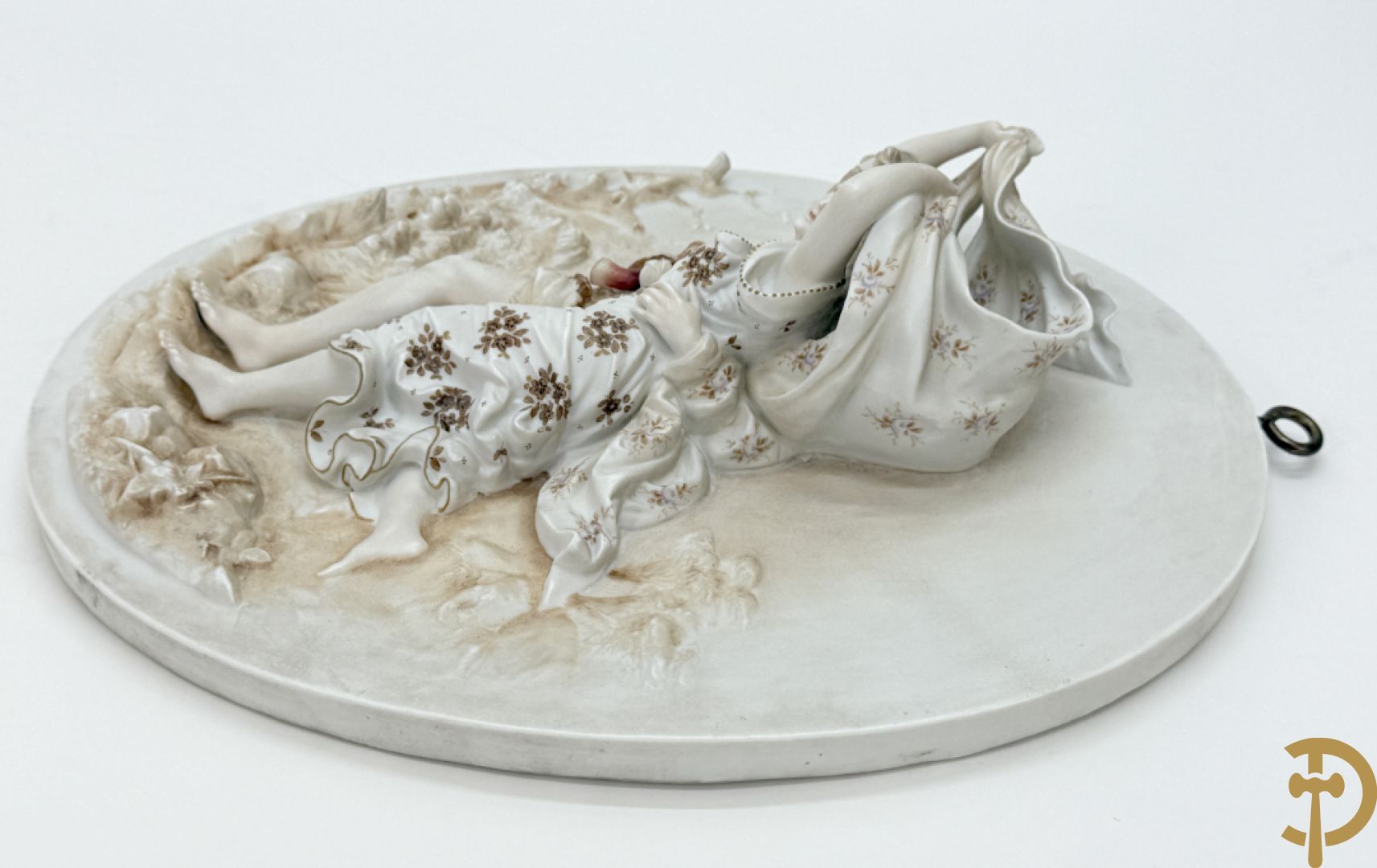 Paar ovale basreliefs met romantisch koppel en cupido in biscuit, achteraan onleesbaar gestempeld