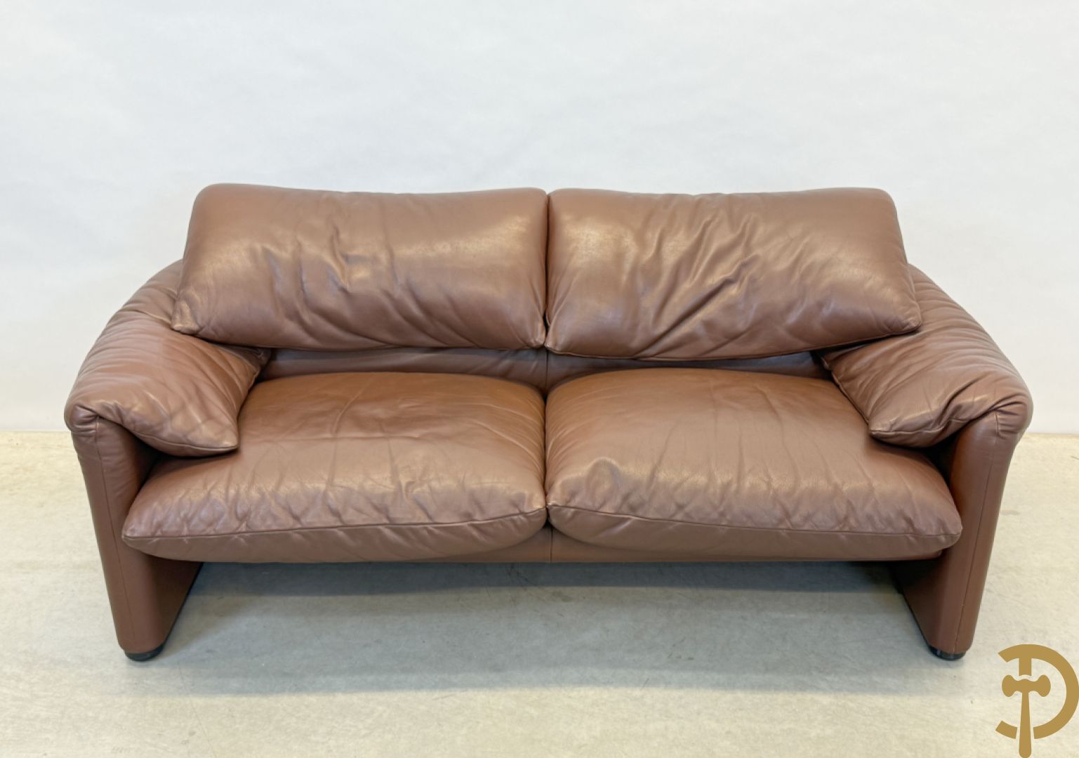 Paar bruin lederen canapé