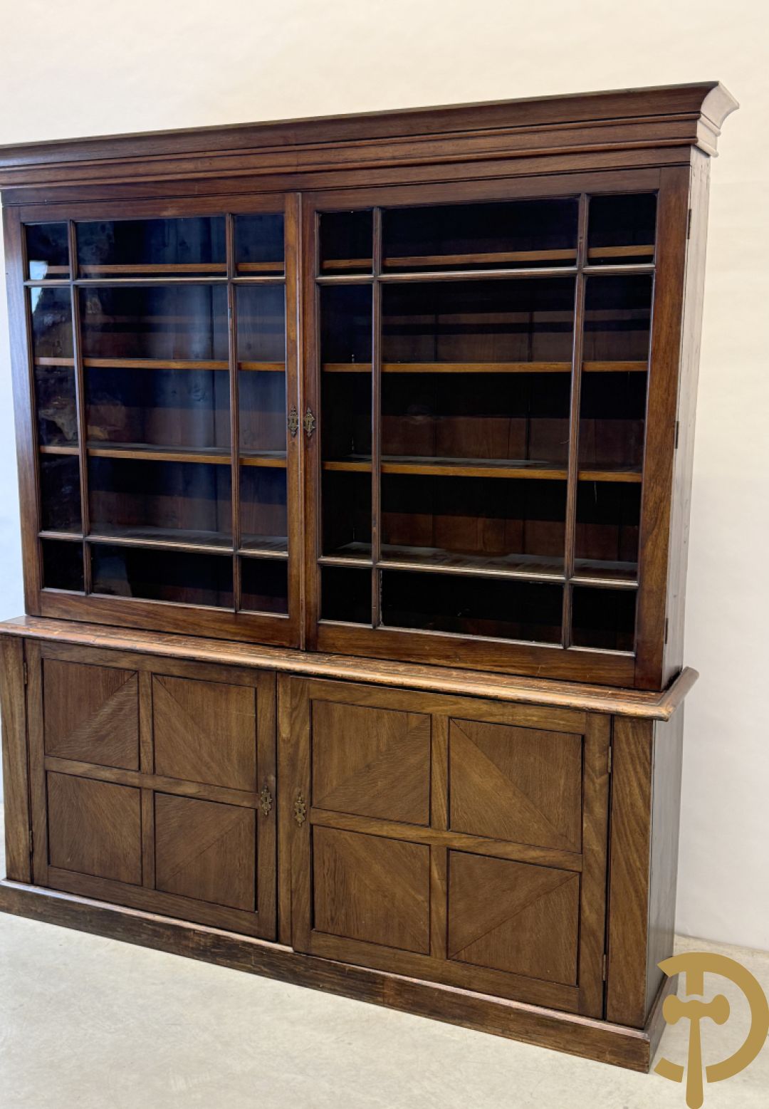 Grote kast met tweedeursvitrine bovenaan en beneden met 2 gesloten deuren - combinatie van eik, mahonie en notelaar