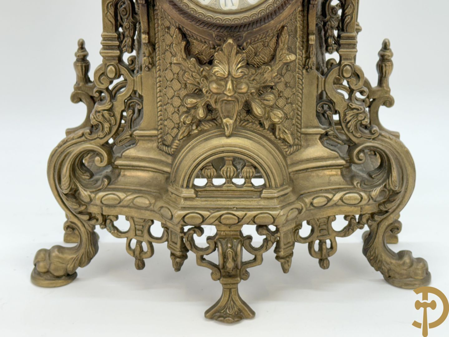 Driedelige koperen garnituur, klok geflankeerd door paar vijfarmige kandelaars