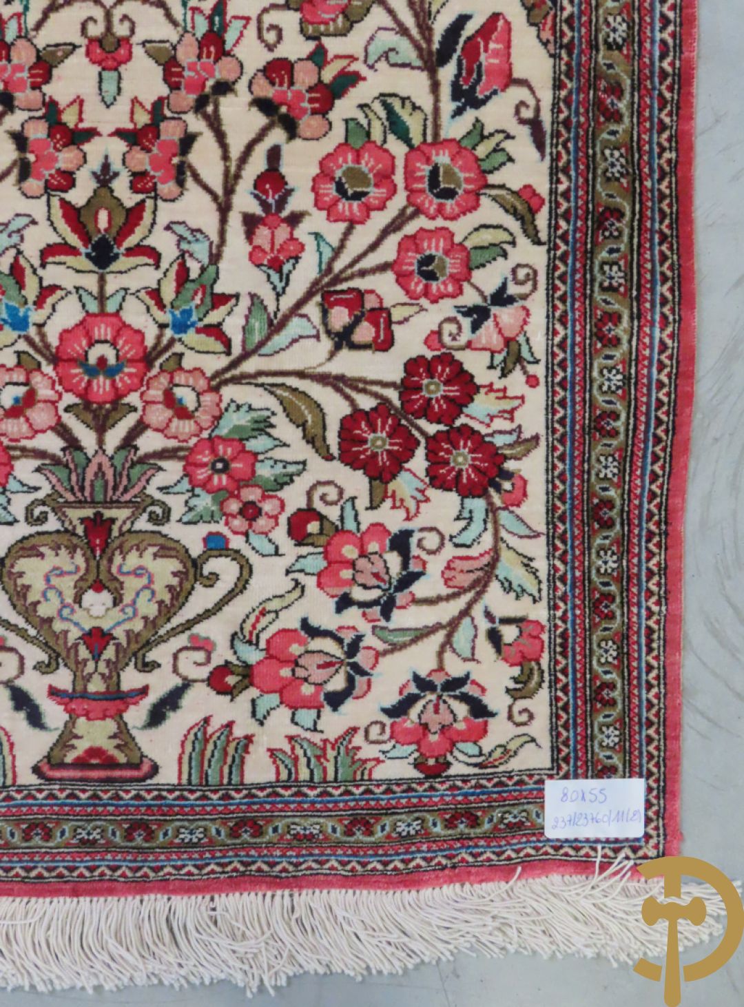 Oosters handgeknoopt tapijt zijde op katoen met bloemenpatronen, vogelmotieven en decor van amfoorvazen + Oosters handgeknoopt tapijt met decor van bloemen en amfoorvaas