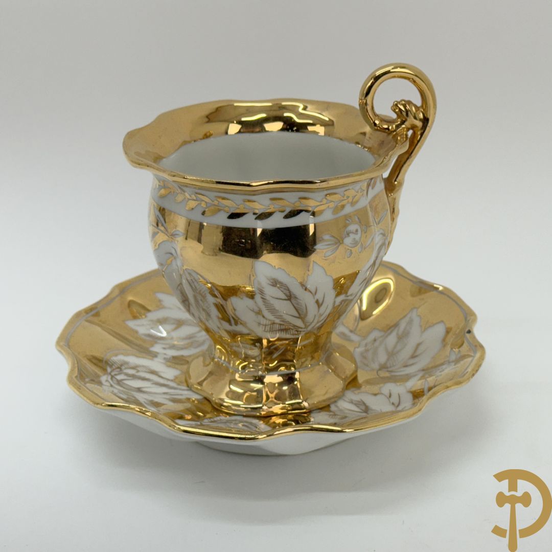 Paar Vieux Bruxelles cornetvazen met religieuse symboliek + grote tas op onderschaal + amfoorvaas