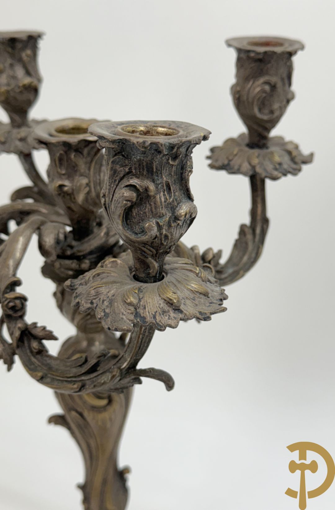 Paar bronzen getorste vijfarmige Louis XV kandelaars