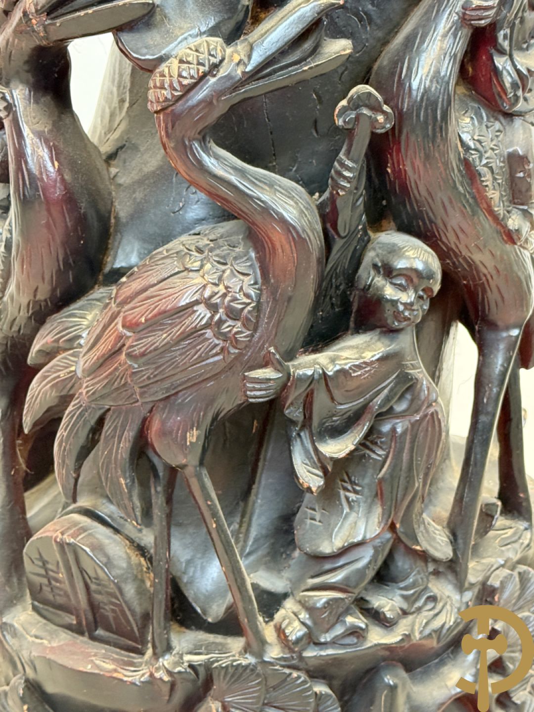 Aziatische houtsculptuur van wijsgeer met staf, vogels en kinderen