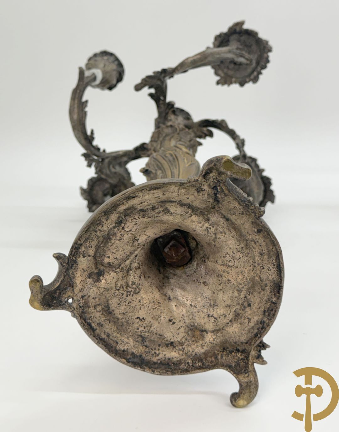 Paar bronzen getorste vijfarmige Louis XV kandelaars