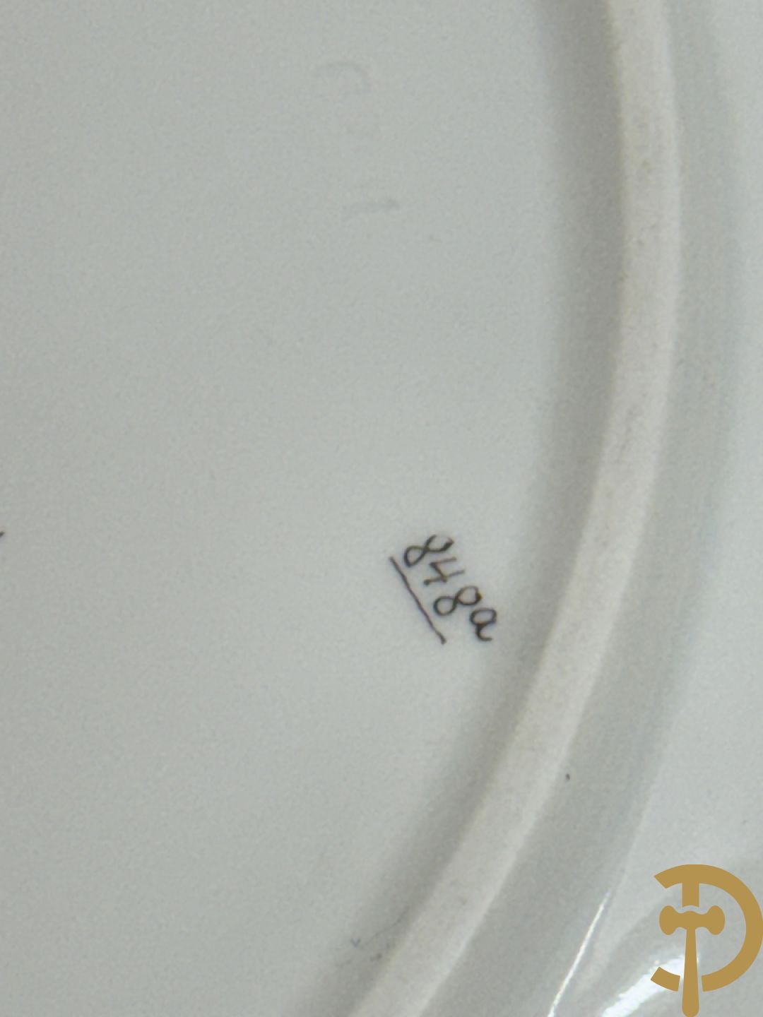 Wit porseleinen servies met vergulde rand en vergulde bloemenmotieven, Meissen, bestaande uit 8 platte borden (2 met schilfer aan rand), 7 diepe borden, 6 dessertborden, saladekom, sauskom en groentenschotel (1 handvat gelijmd)