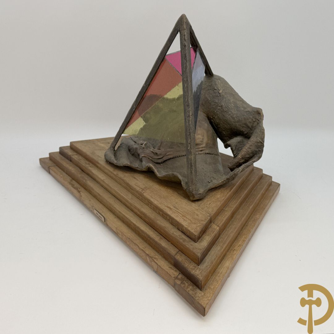 LAMPENS Mark - L.M. gemonogrammeerd Surrealistisch beeld van een damesbuste onder piramide
