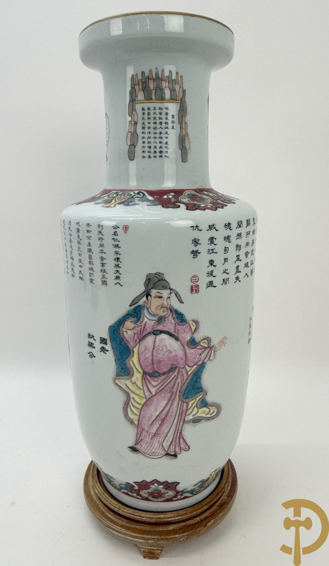 Paar porseleinen Chinese vazen met decor van personages en Chinese tekens, handgekleurd