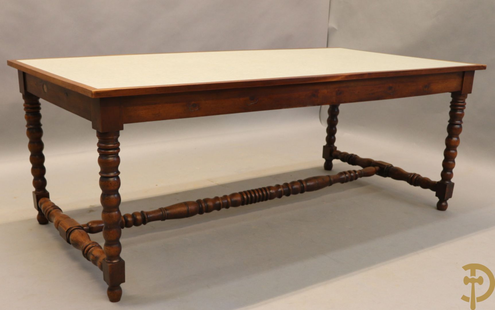 Landelijke tafel op ballusterpoten met vernieuwd blad in formica