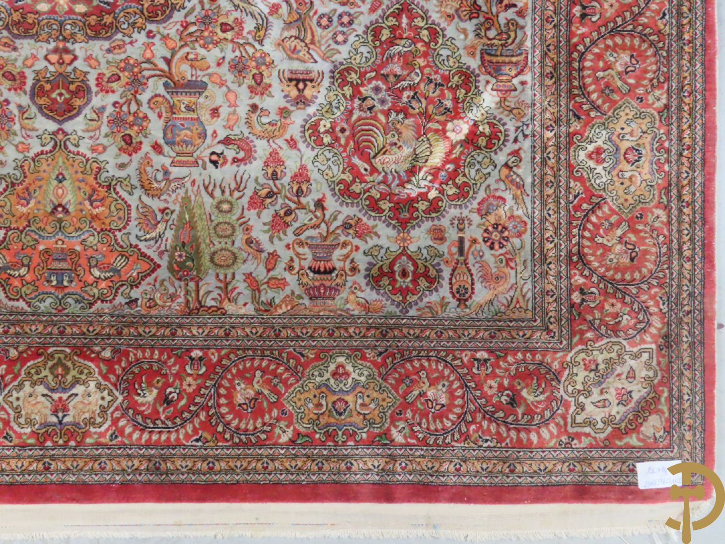 Oosters handgeknoopt tapijt zijde op katoen met bloemenpatronen, vogelmotieven en decor van amfoorvazen + Oosters handgeknoopt tapijt met decor van bloemen en amfoorvaas