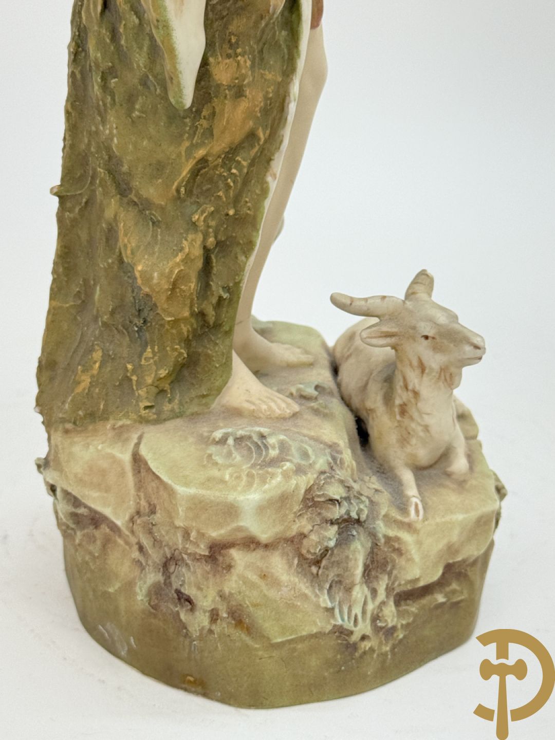 Herderspaar met ram in Royal Dux, onderaan gemerkt 351 en 352