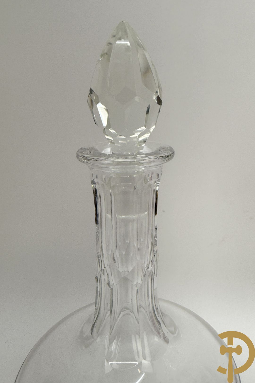 Vier kristallen karaffen w.o. 1 Saint Louis + schenkkan in Boheems kristal + vaas + getorste gekleurde Val-Saint-Lambert vaas + groen gekleurde asbak Val-Saint-Lambert