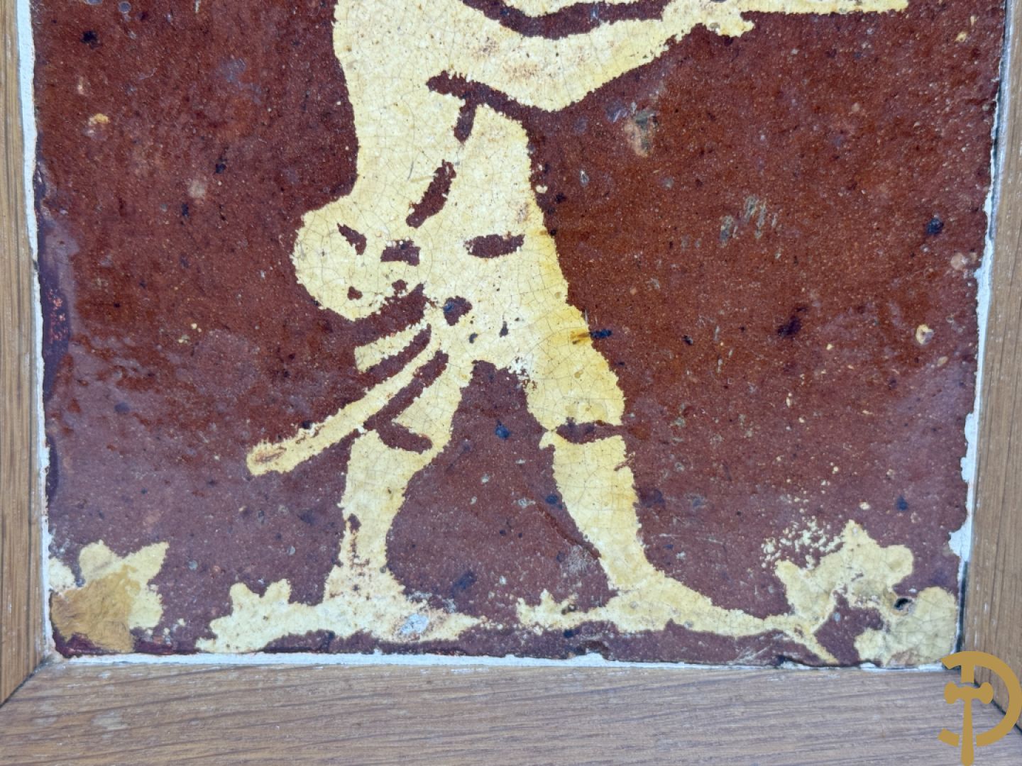 Paar 18e Vlaamse tegels met jager en hond ingelijst in kader