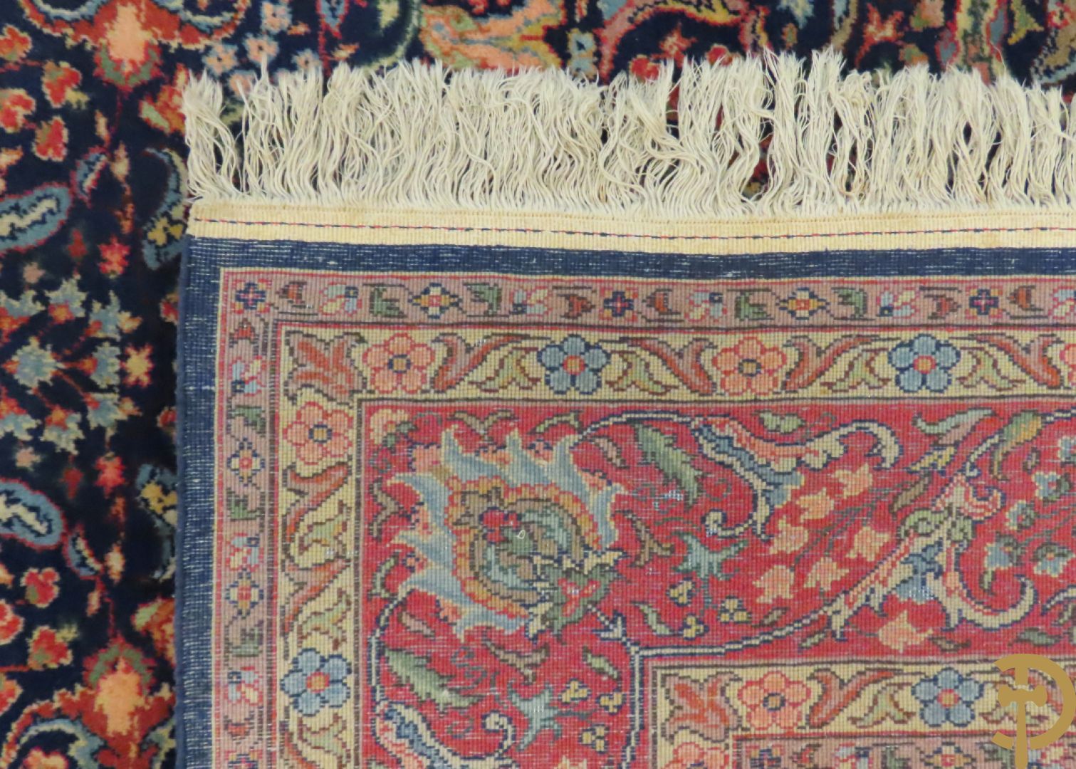 Oosters handgeknoopt tapijt met meanderend geometrisch motief en accanthusranken op blauwe fond