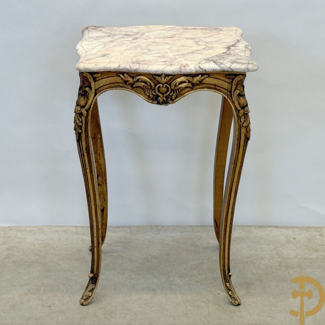 Vergulde bijzettafel met wit marmeren blad op voluutvormige poten, Louis XV stijl