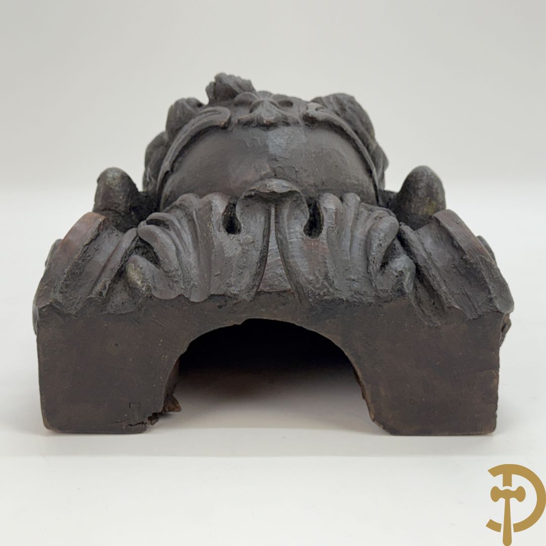 Paar muurhoeksteunen van hout met gesculpteerde hoofden man en vrouw